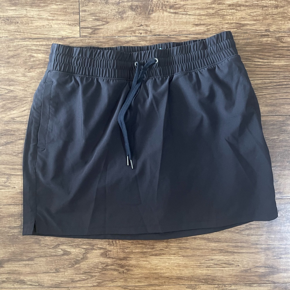Women’s black Tek Gear golf skort